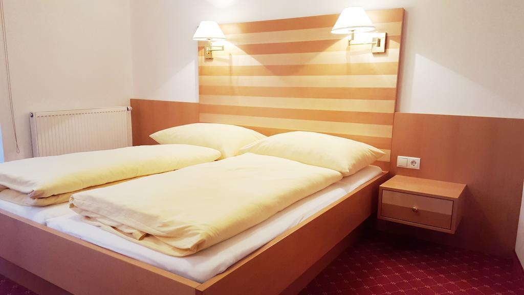 Gasthof Hotel Zur Goldenen Krone Furth bei Gottweig Room photo